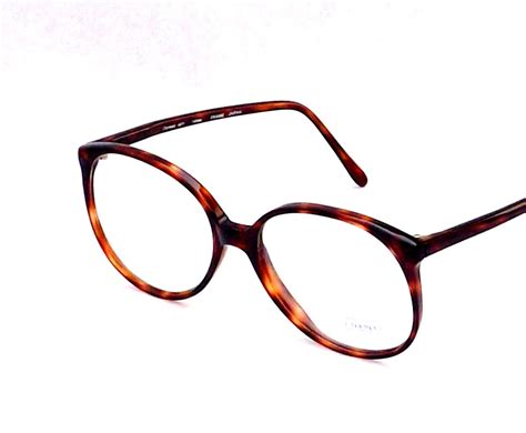 women's round tortoise shell glasses.